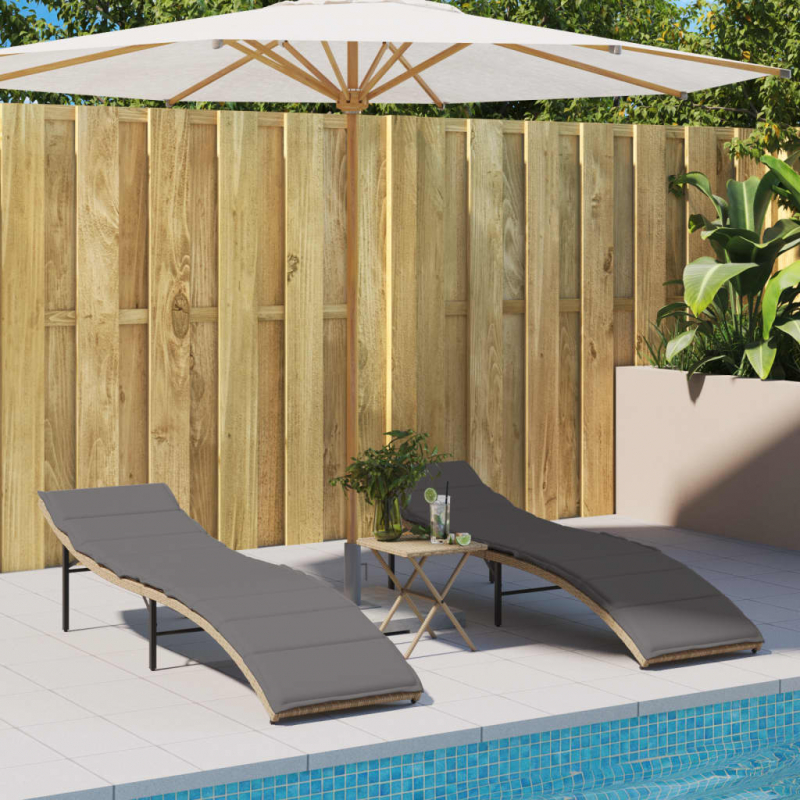 Sonnenliegen 2 Stk. mit Tisch Beige Poly Rattan
