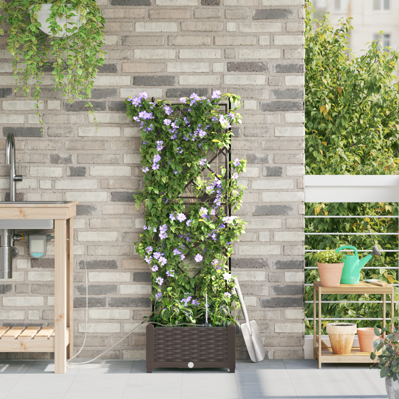 Gartenpflanzen mit Bewässerungssystem Braun